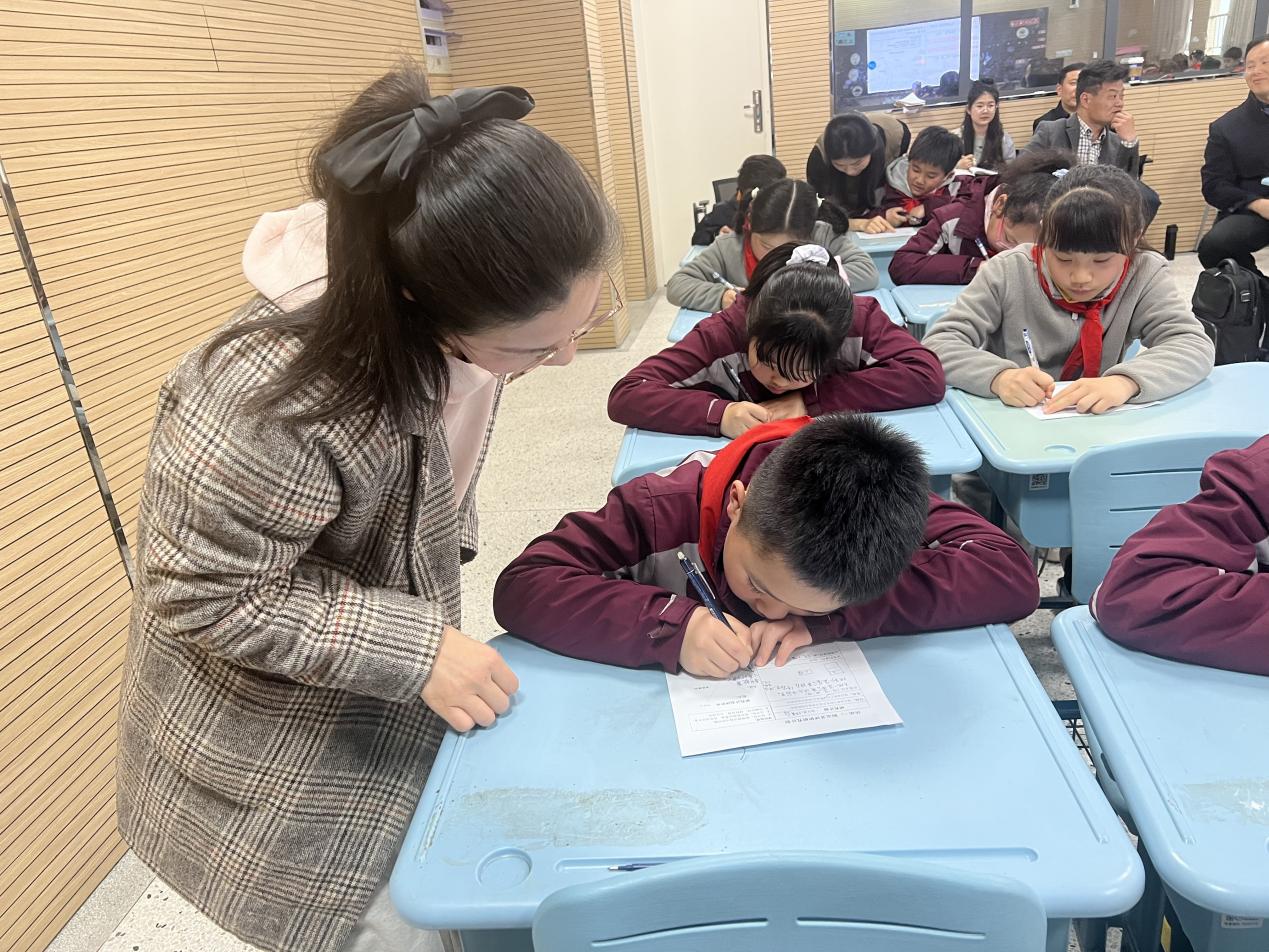 【博学广志】以研促教，共同进步——金陵小学广志路校区科学组校本教研活动_html_m37774750.jpg
