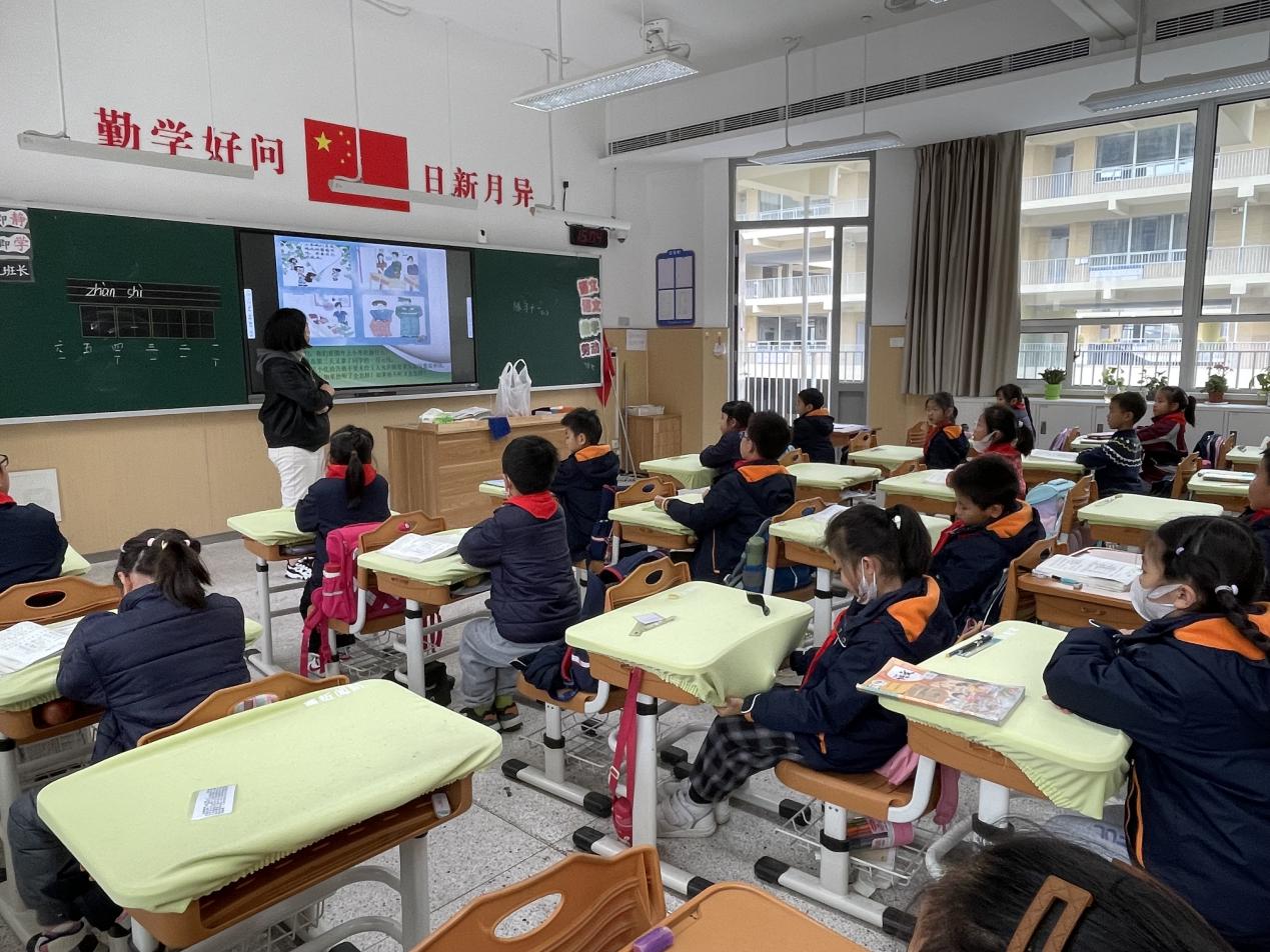【湖畔·学生活动】大力弘扬宪法精神，建设社会主义法治文化——金陵小学（仙林湖校区）开展“宪法宣传周”活动_html_44457596.jpg