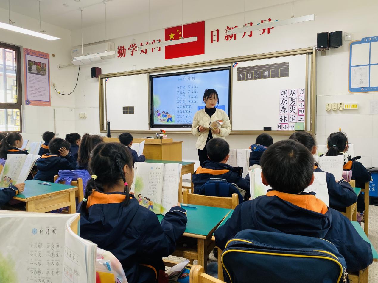 【湖畔·童化课堂】拓识字新途，展教研风采——记金陵小学（仙林湖校区）一年级语文组教研活动_html_m6102bde1.jpg