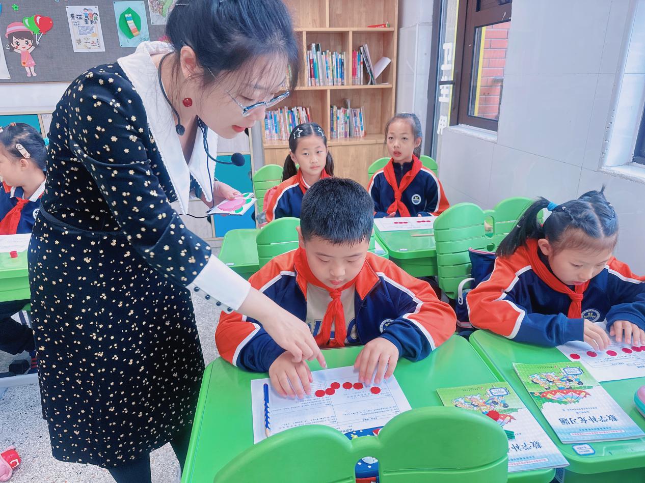 【湖畔·童化课堂】在多元表征中建构“平均分”——数学校本研修之课例研讨（225）(1)_html_m18068dde.jpg