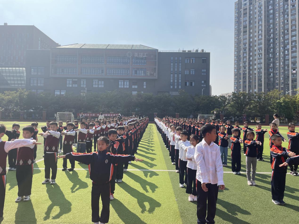 【湖畔·竞赛掠影】队形队列展风采 阳光活力正少年——记金陵小学（仙林湖校区）二年级进退场比赛_html_m78b85d39.jpg