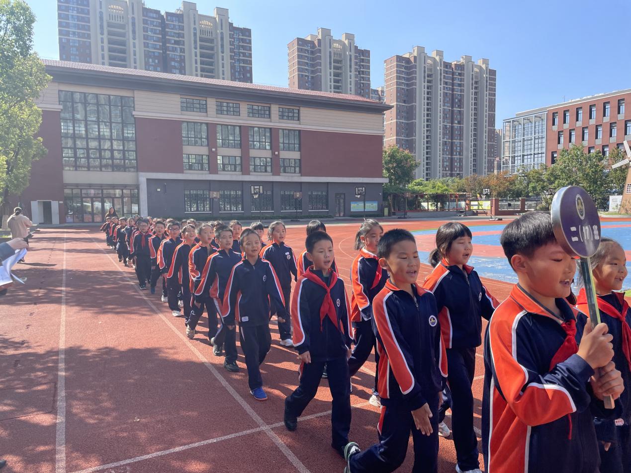 【湖畔·竞赛掠影】队形队列展风采 阳光活力正少年——记金陵小学（仙林湖校区）二年级进退场比赛_html_m145e457f.jpg