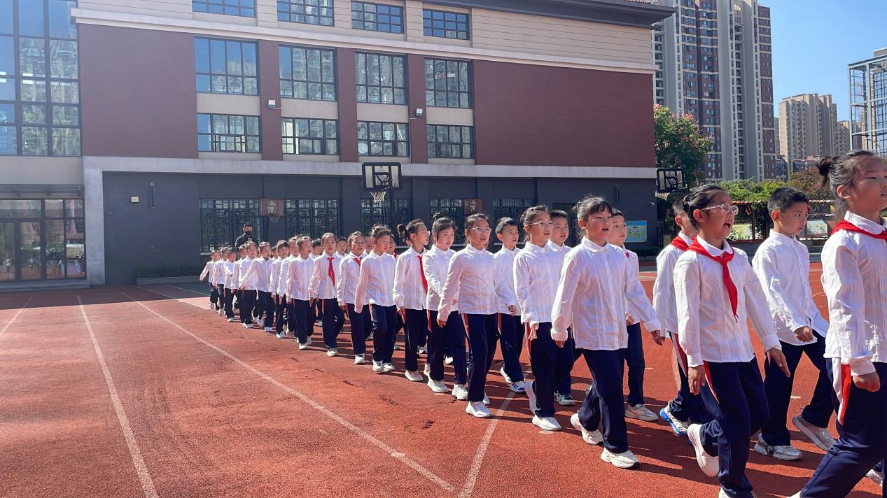 【湖畔·竞赛掠影】队形队列展风采 阳光活力正少年——记金陵小学（仙林湖校区）二年级进退场比赛_html_m61df6662.jpg