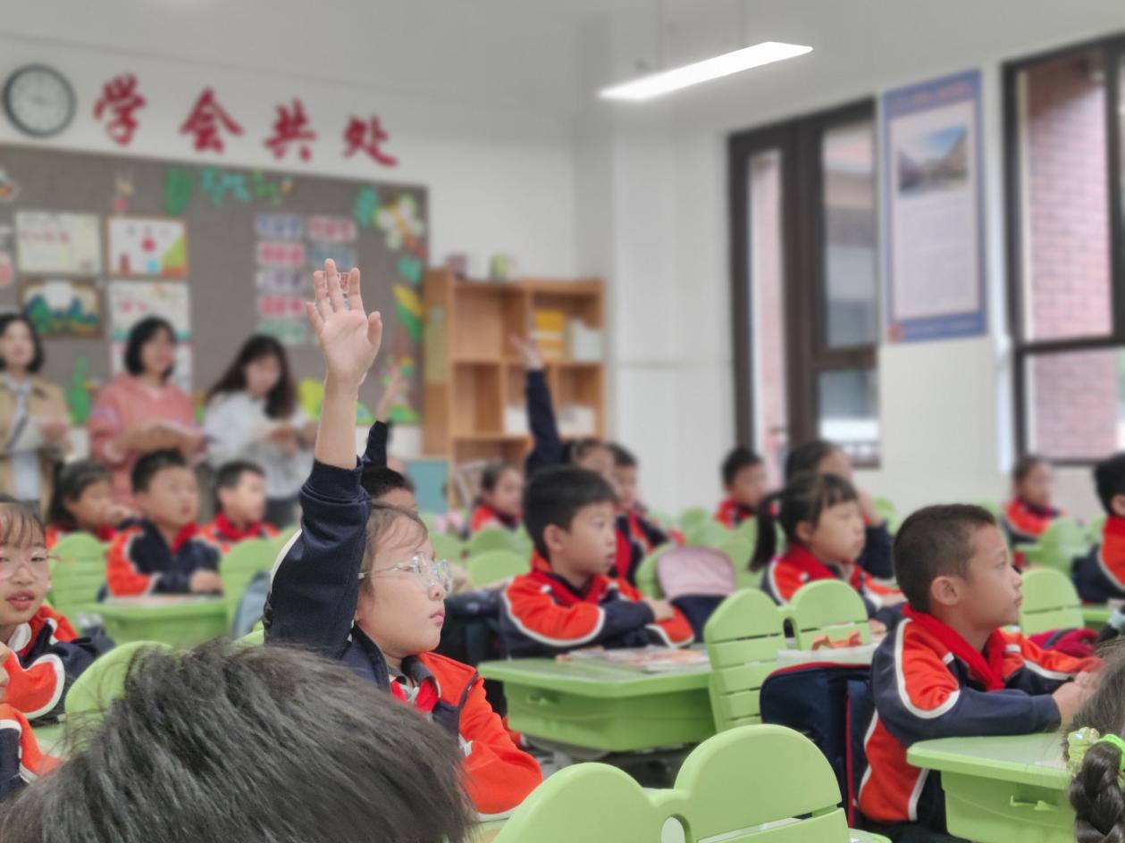 【湖畔·童化课堂】绽放温情之花，演绎温暖篇章——记金陵小学（仙林湖校区）二年级语文组教研活动_html_439606a5.jpg