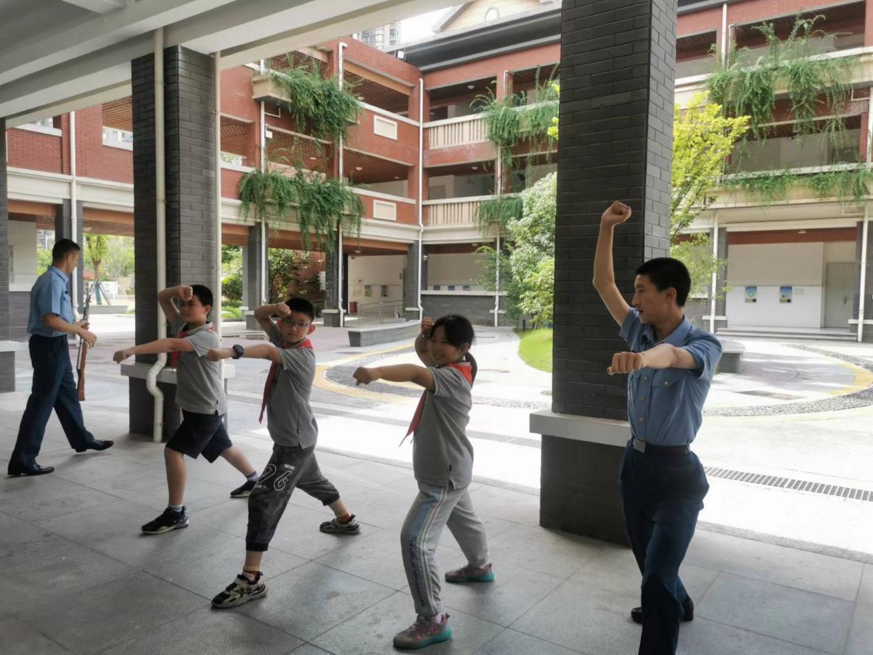 【湖畔光影】大手牵小手，永远跟党走——大中小学生共讲雨花英烈故事_html_m3d9b488a.jpg
