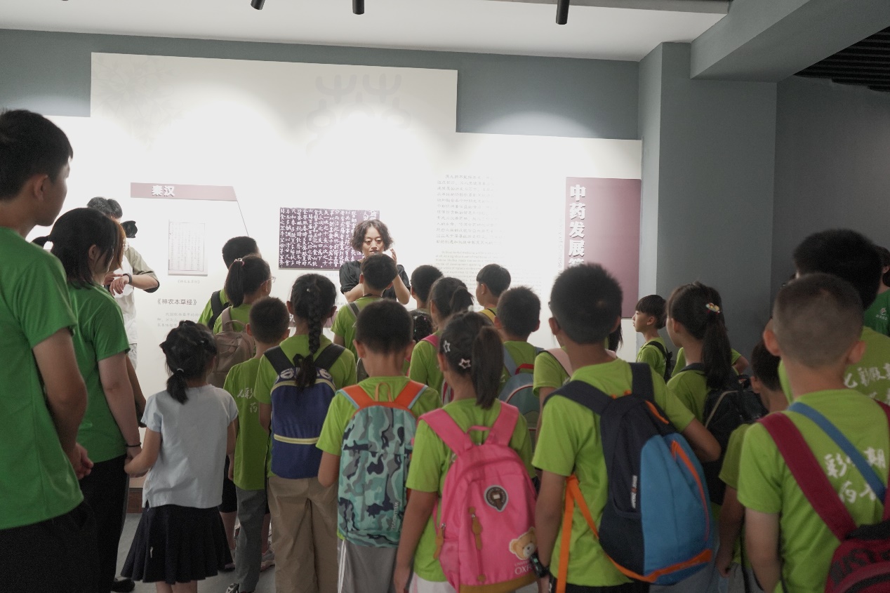 【博学广志】识医药，品文化，乐传承——“岐黄校园行”中医药文化游学夏令营顺利开营_html_m38c1cb0b.jpg