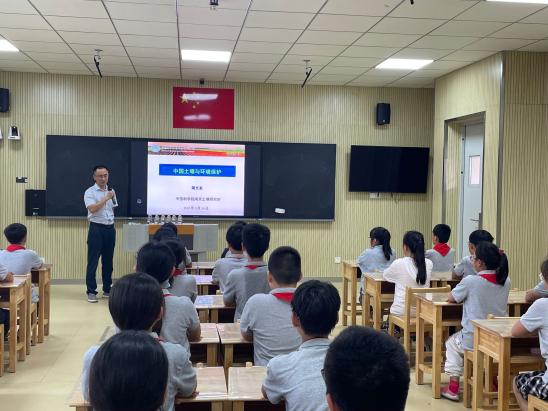 【湖畔光影】走进土壤，保护土壤——记金陵小学（仙林湖校区）科技活动周之栖霞区科普报告进校园活动_html_m1c95f888.jpg