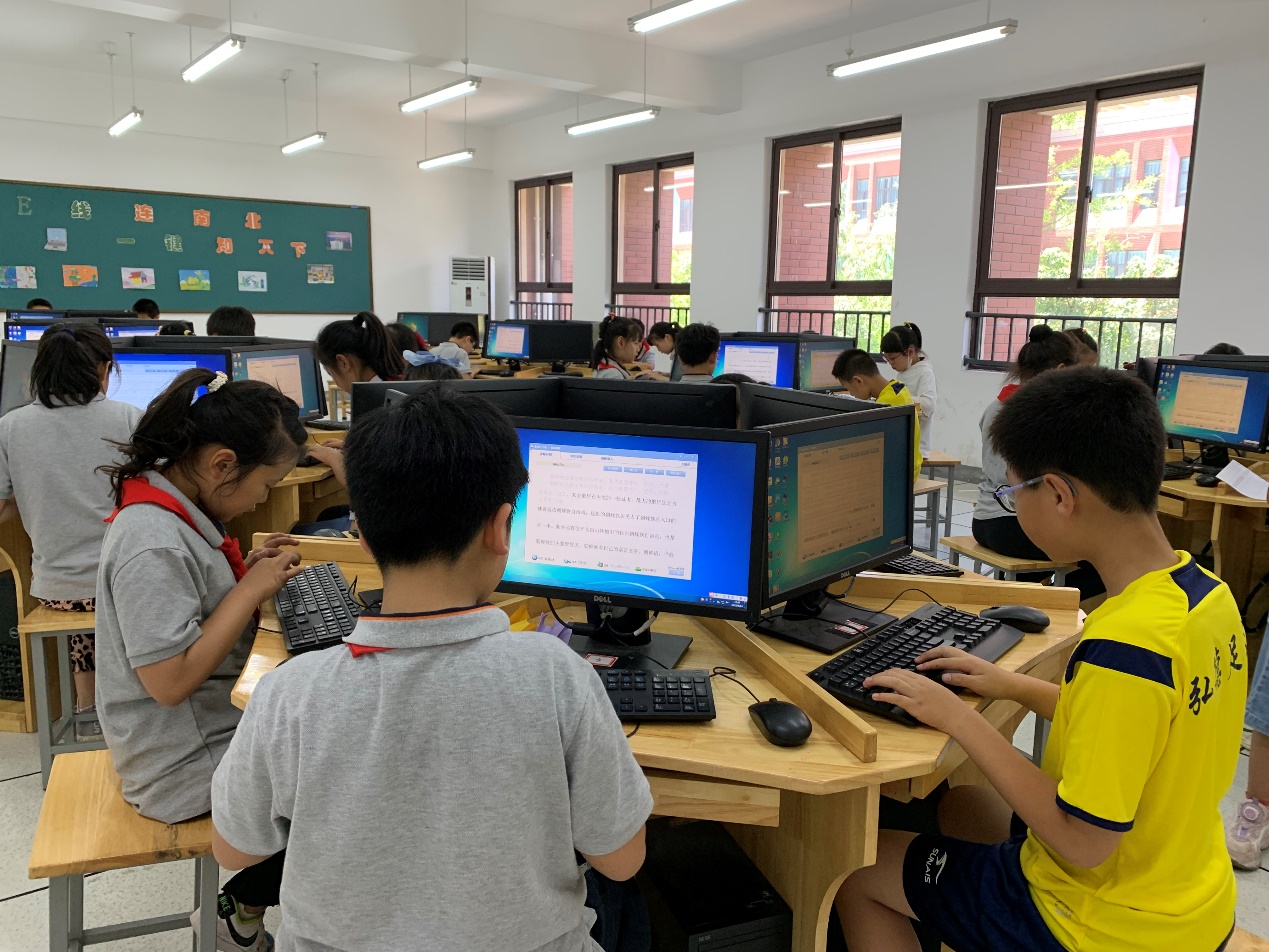 【湖畔光影】指尖飞扬，运指如飞——记金陵小学（仙林湖校区）第三届科技活动周之打字比赛_html_mc7bc489.jpg