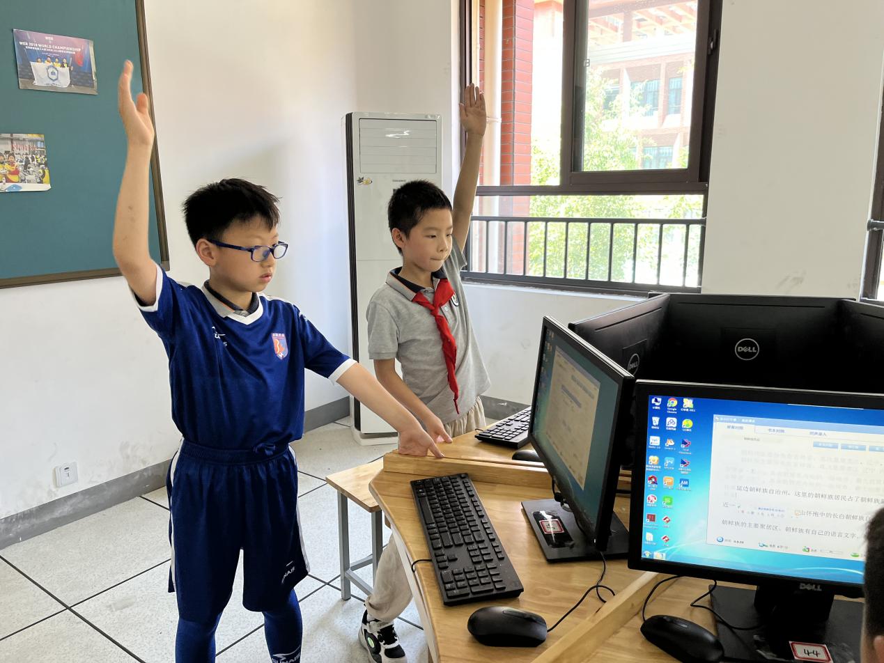 【湖畔光影】指尖飞扬，运指如飞——记金陵小学（仙林湖校区）第三届科技活动周之打字比赛_html_m1aa9e93.jpg