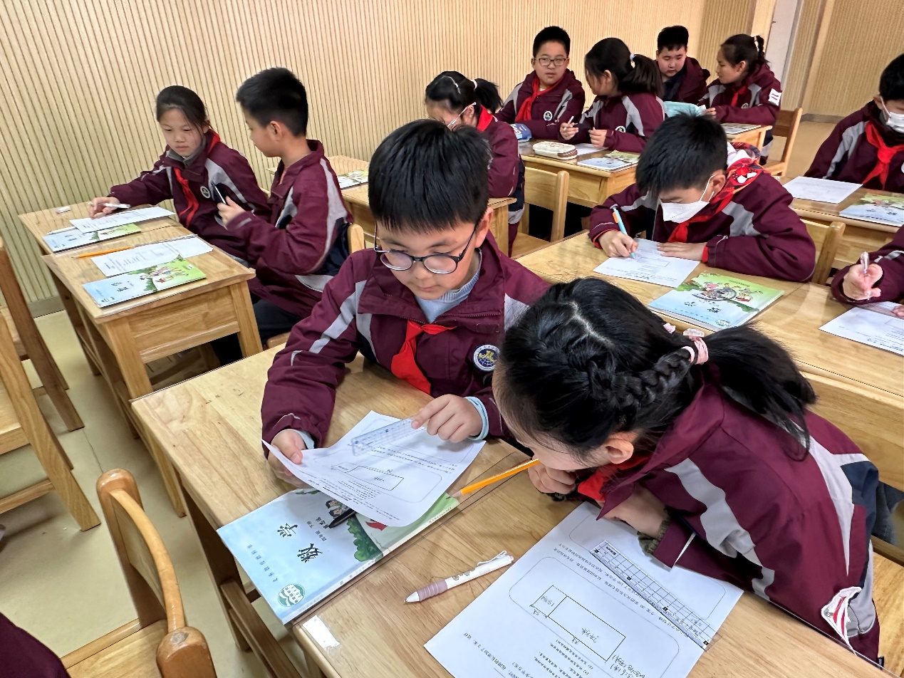 【湖畔•童化课堂】表达中思考，沟通中建构——数学校本研修之课例研讨（164）_html_m690c470a.jpg