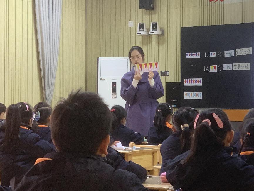 【湖畔·童化课堂】趣读趣学 探索规律——数学校本研修之课例研讨（141）_html_m605f5dcf.jpg