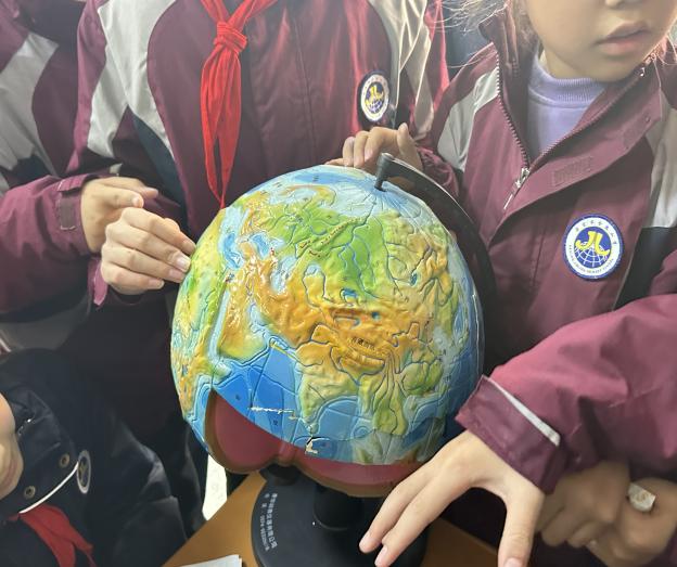 【湖畔·童化课堂】探知地理世界，感受宇宙科学——科学组校本研修之课例研讨（3）_html_m8eb5fe.jpg