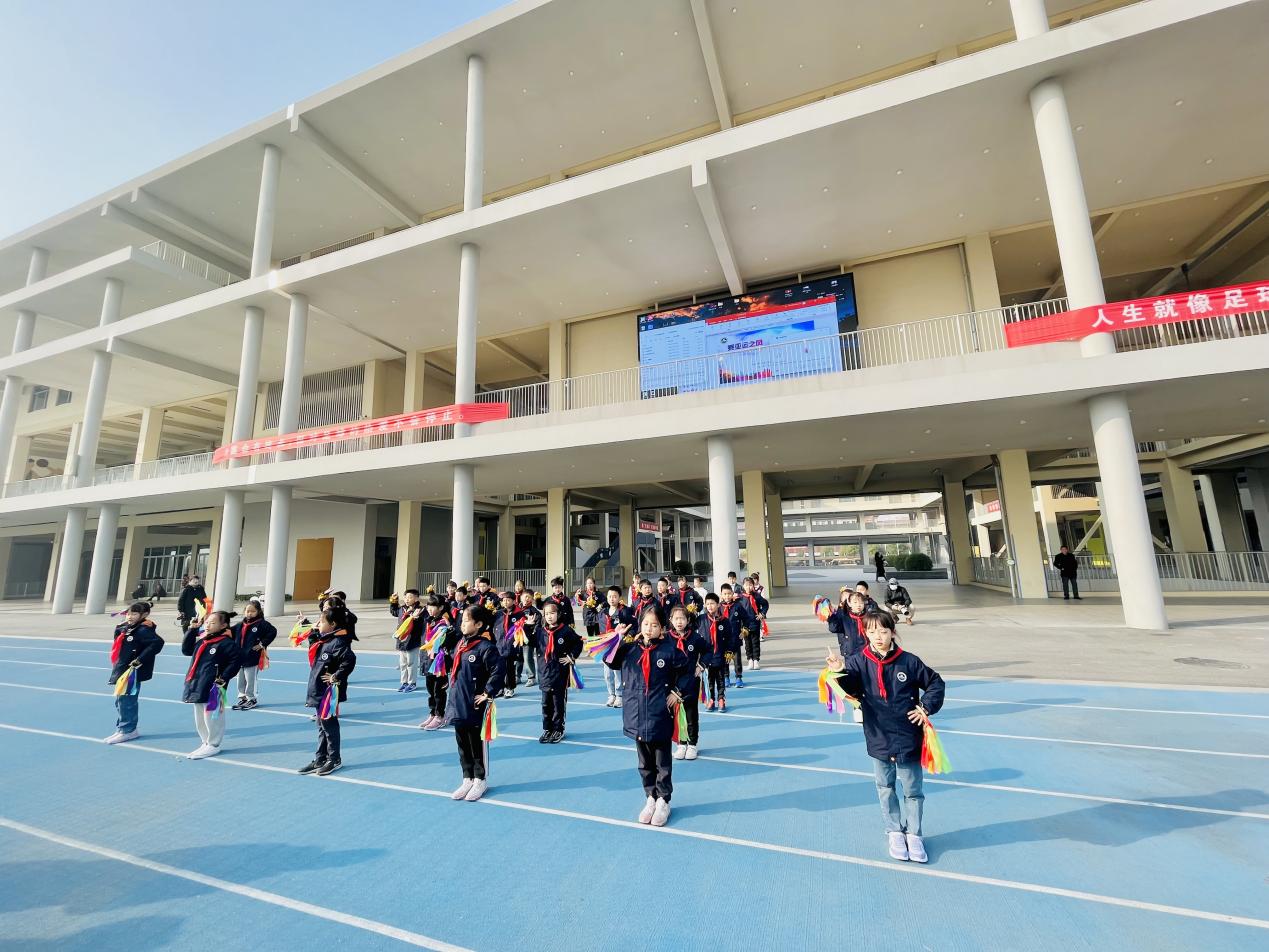 【湖畔·家校共育】“乘亚运之风  展运动风采”——金陵小学（仙林湖校区）2023—2024学年秋季运动会开幕式_html_189583f8.jpg