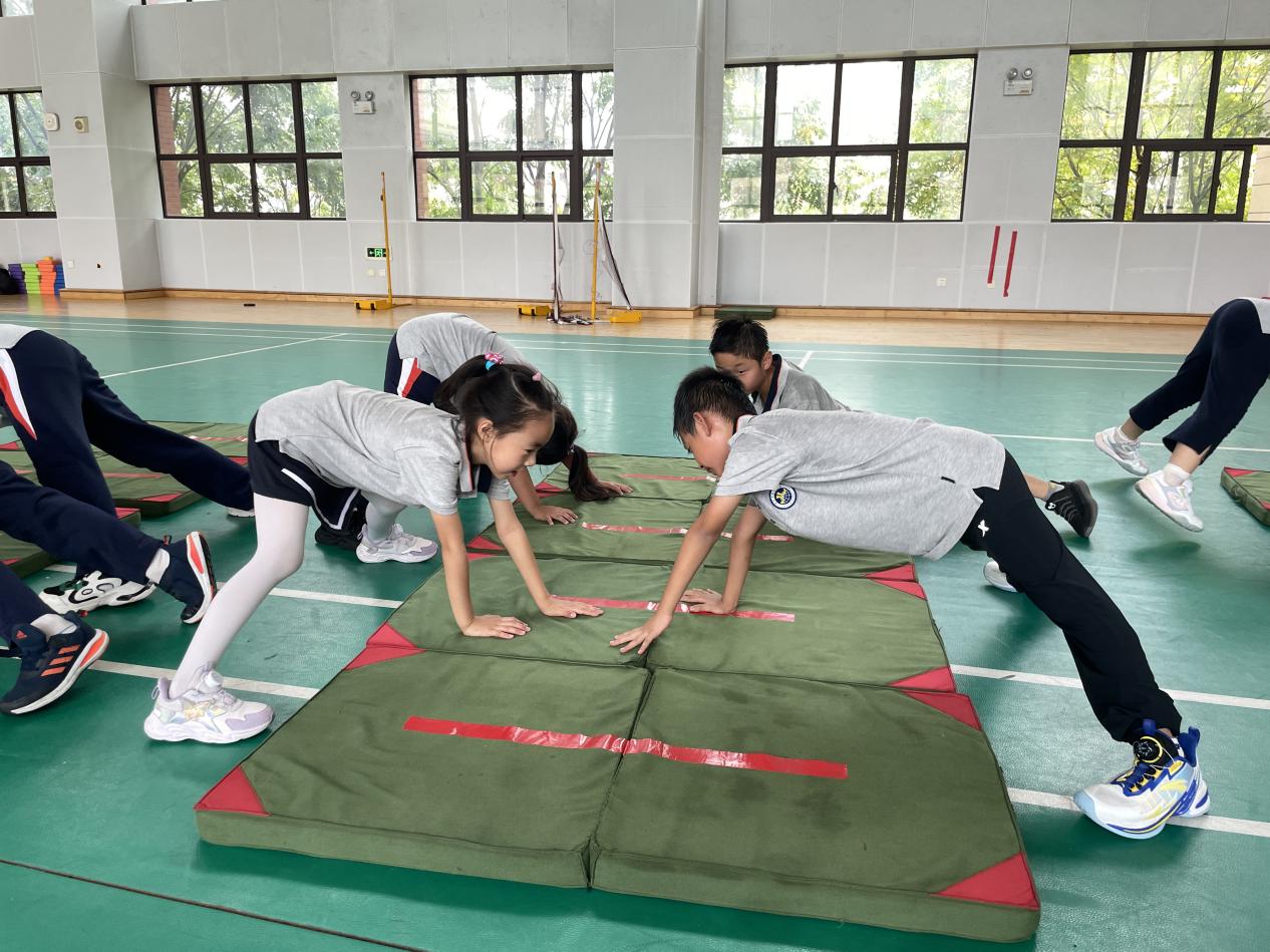 【湖畔·童化课堂】展体育课堂风采，以研促教共成长——体育校本研修之课例探讨_html_7e0a8aed.jpg