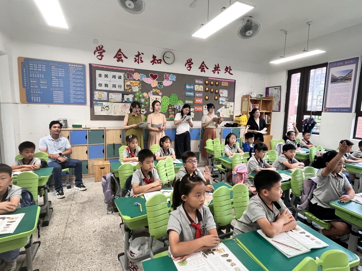 【湖畔·童化课堂】课堂展风采  教研促成长——记金陵小学（仙林湖校区）二年级语文组教研活动_html_735dc79e.jpg
