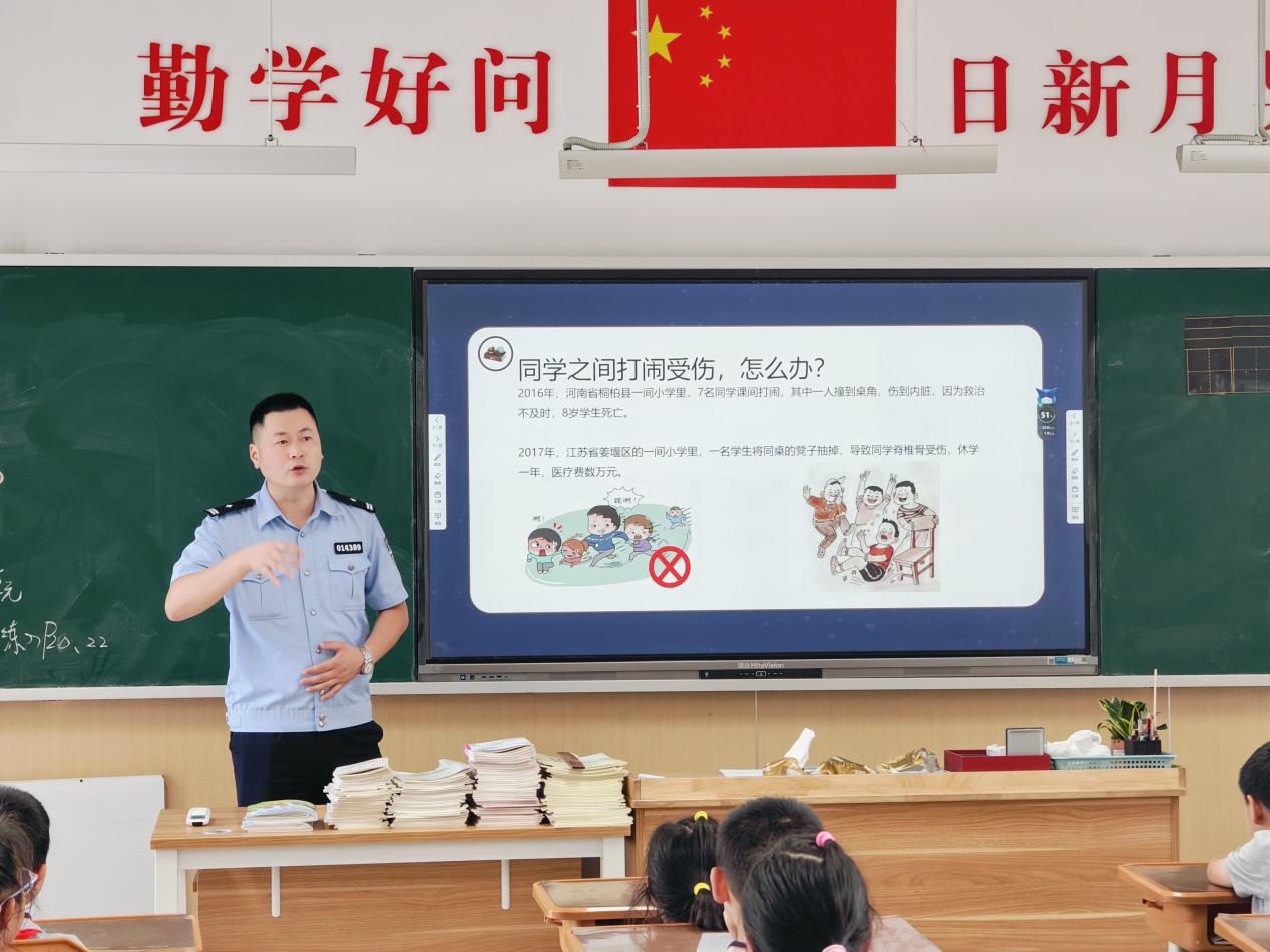 【湖畔·家校共育】法律就在我们身边 用法律浇灌祖国的花朵——三（16）班家长课堂_html_m478e31ea.jpg