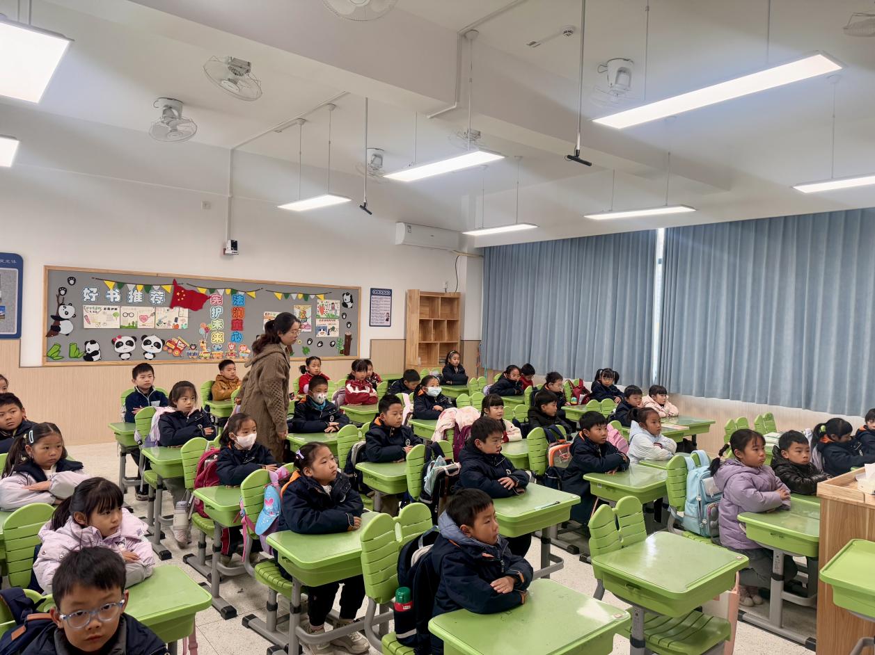 【湖畔·学生活动】学讲创融践宪法 知行合一育新人——金陵小学仙林湖校区宪法活动周掠影_html_672f6460.jpg