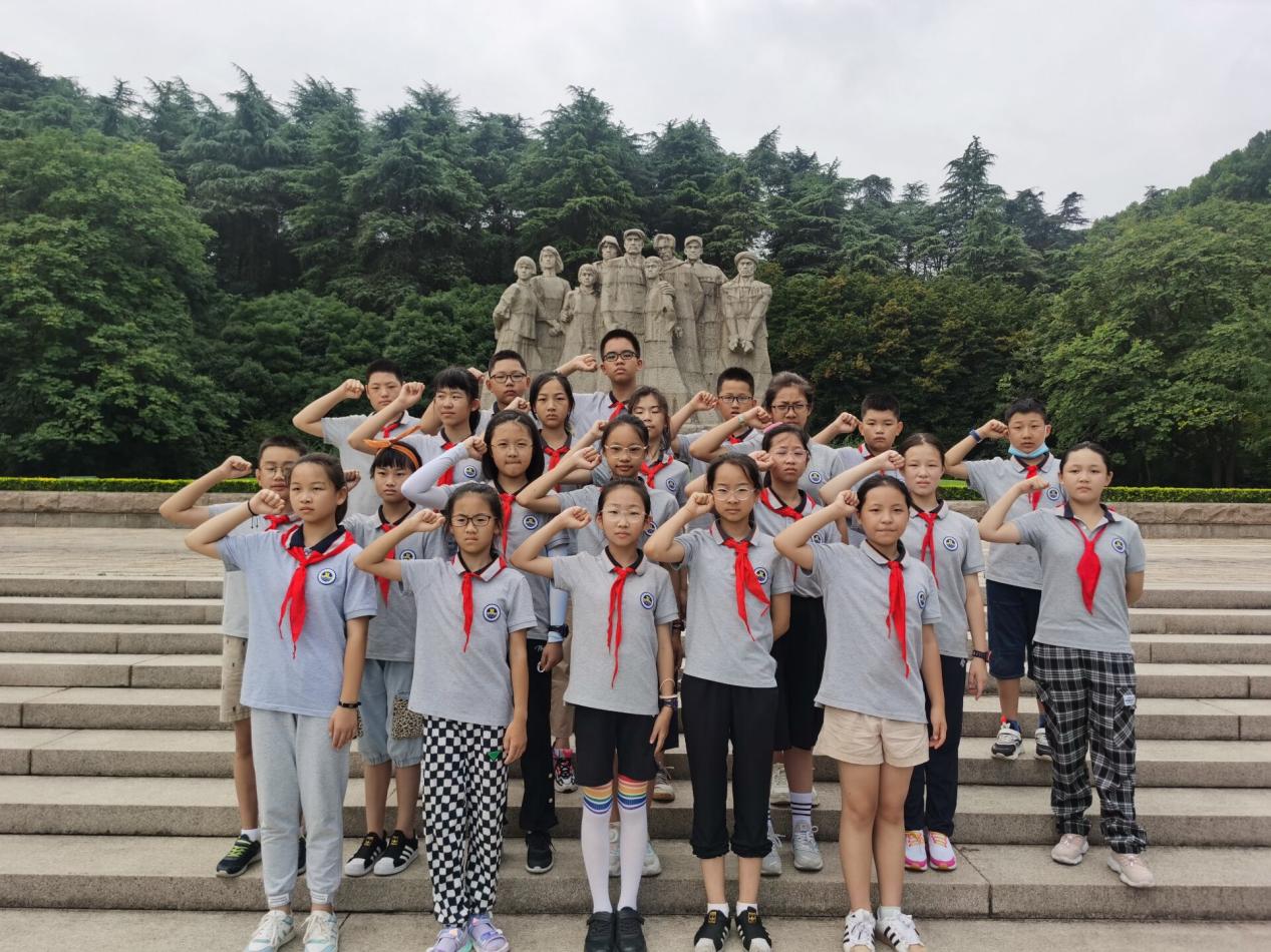 【湖畔光影】敬雨花英烈 立信仰之根——记金陵小学（仙林湖校区）五年级红色教育研学活动_html_m58c6b507.jpg