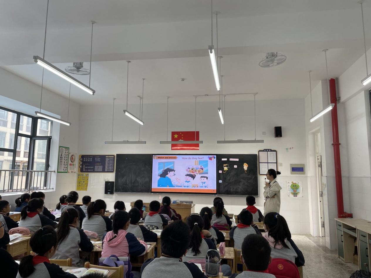 【博学广志】新秀展风采，共赴新征程——记英语组新教师课堂展示课（二）_html_76538bb8.jpg