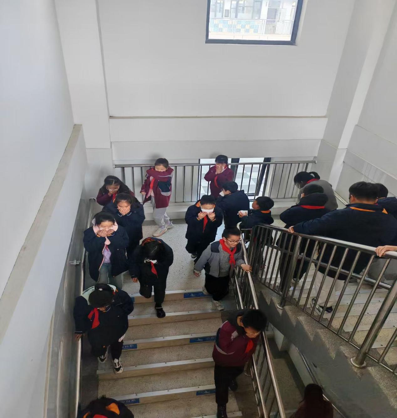 【博学广志】应急疏散演练，牢记安全防线(3)_html_17f9e624.jpg