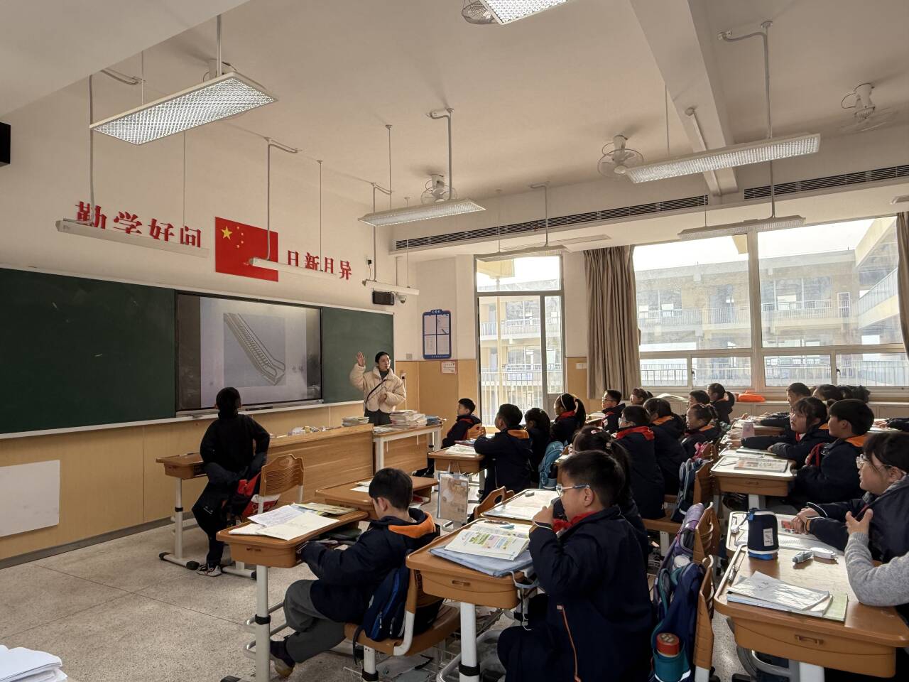 【湖畔·家校共育】共筑教育桥梁，见证孩子成长——金陵小学（仙林湖校区）第五次“家长开放月”三年级篇_html_m1a35072f.jpg