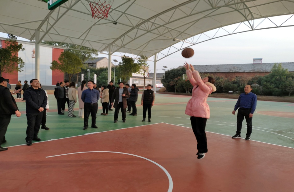 南京市营防中学教职工迎新趣味活动_html_38822afb.jpg