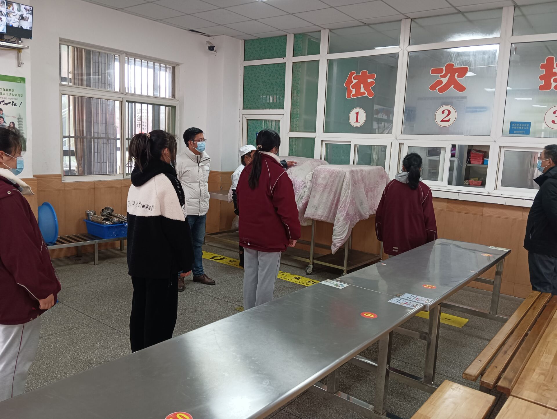 营防中学开展新学期疫情防控应急演练活动_html_21817b58.jpg
