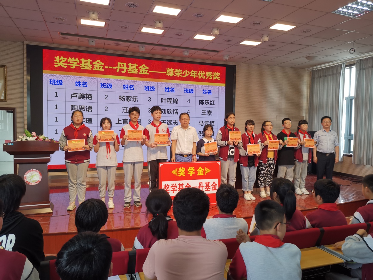 八年级家长会：家校携手  共促成长_html_m7233474a.jpg