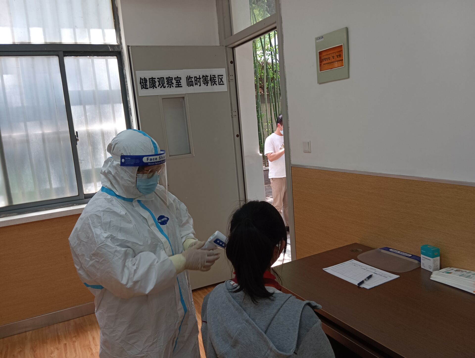 营防中学开展疫情防控应急演练活动(1)_html_4a66b7b9.jpg