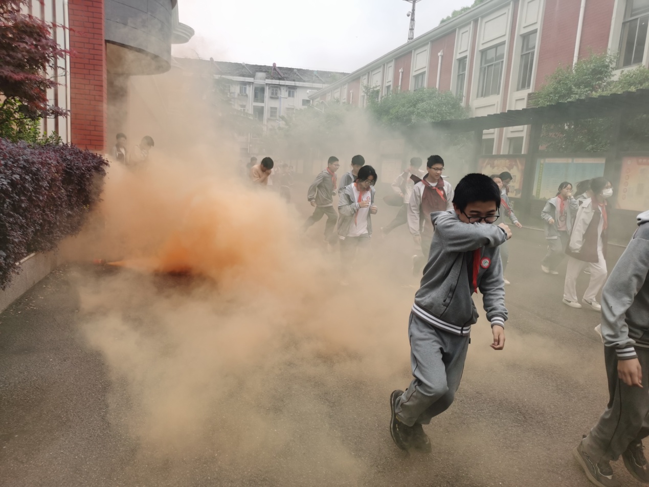 【尊荣营中】消防疏散演练 筑牢安全防线  ——南京市营防中学开展消防疏散演练实践活动
