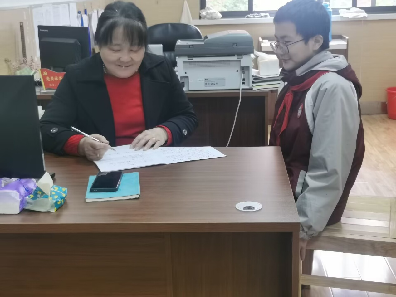 【尊荣营中】大手拉小手 帮扶暖人心  ——营防中学关工委帮扶留守儿童暖心行动