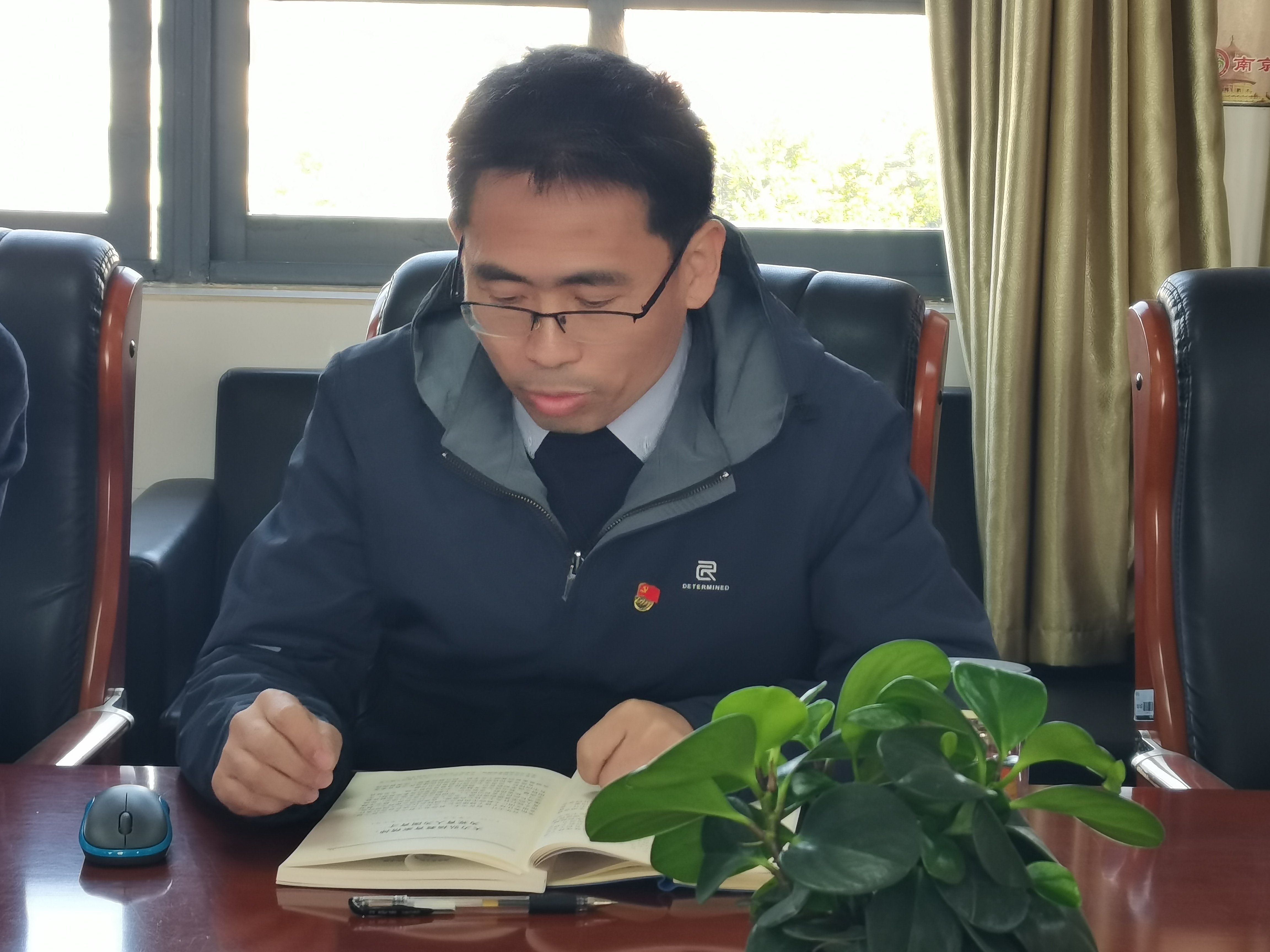 南京市营防中学党支部召开《论教育》专题党课_html_m430c144.jpg