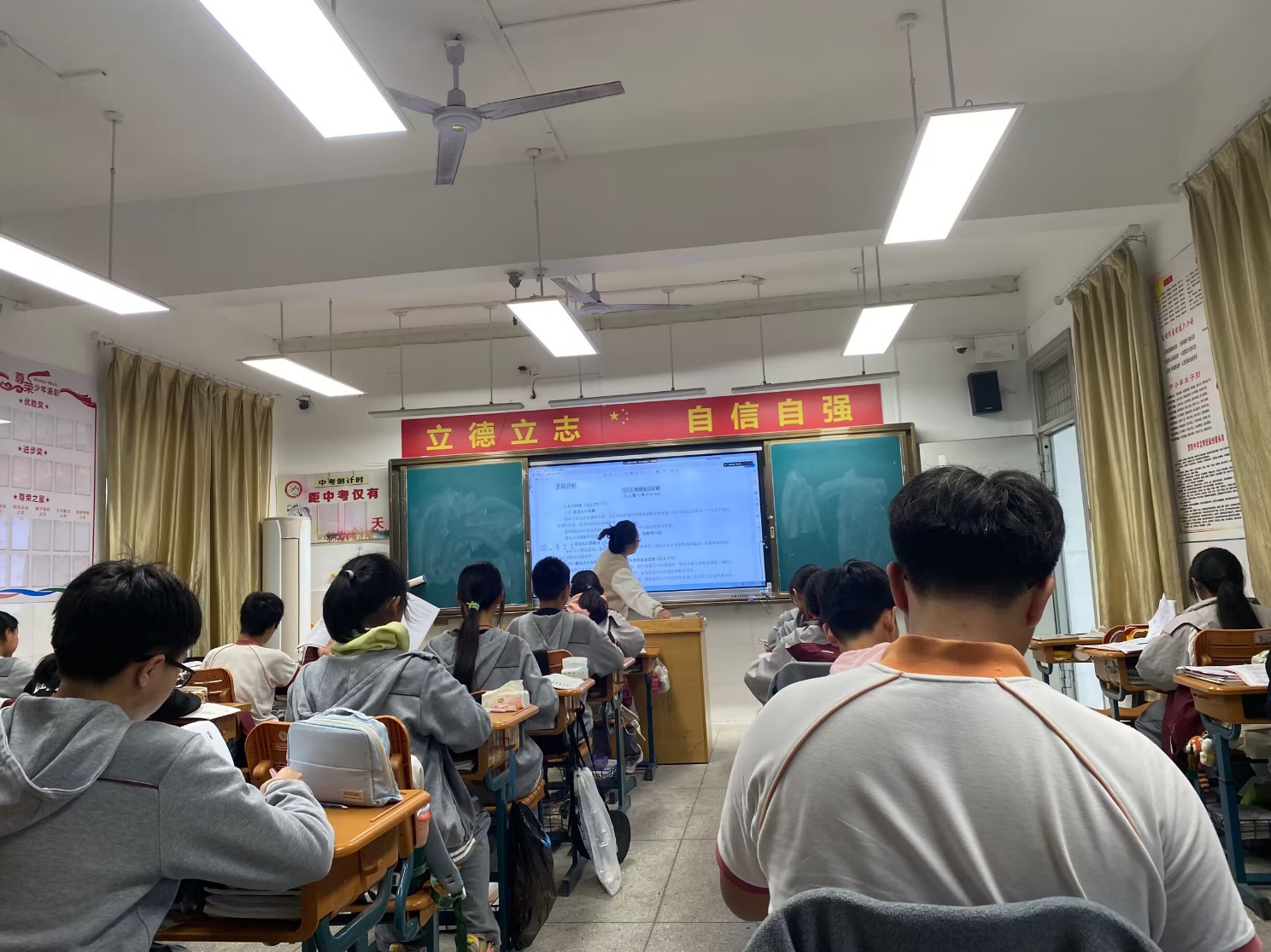 区优青、教坛新秀展示课新闻报道_html_6a3721ba.jpg