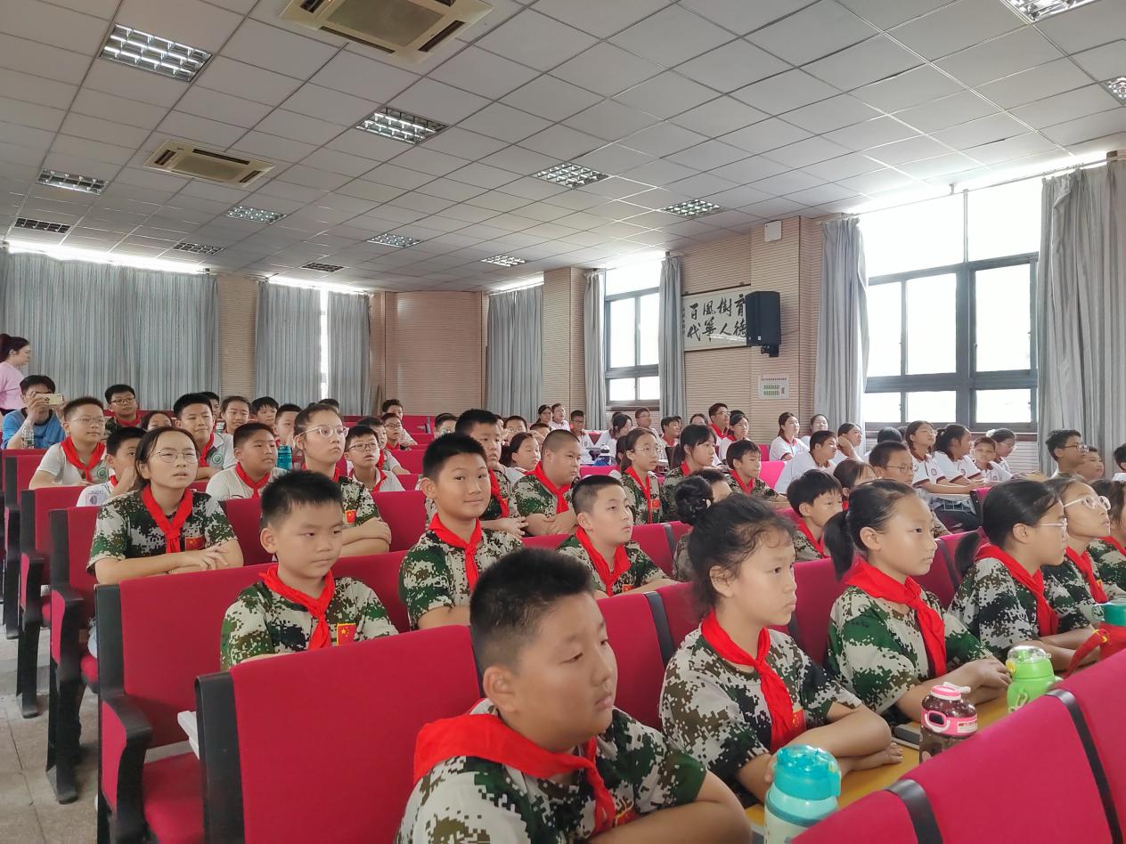 （简报）国防教育进校园 上好开学“第一课”_html_m24e329c0.jpg