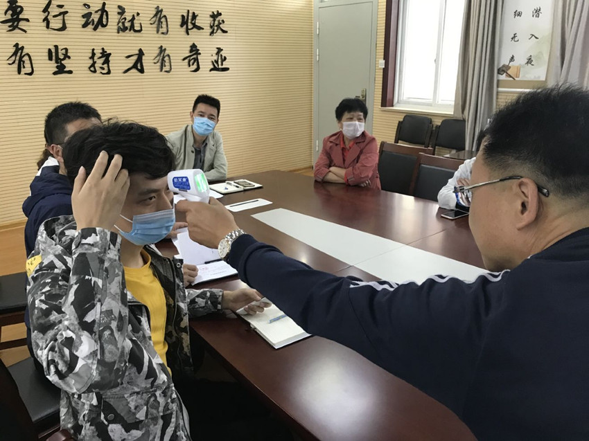 200505【养善栖小】江南小学组织教职工学习额温枪使用图片3.jpg