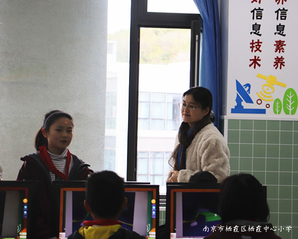 20230323华侨城小学信息科技教研组校本主题研修活动——《巧用光敏传感器——机灵的老鼠》图片1.JPG