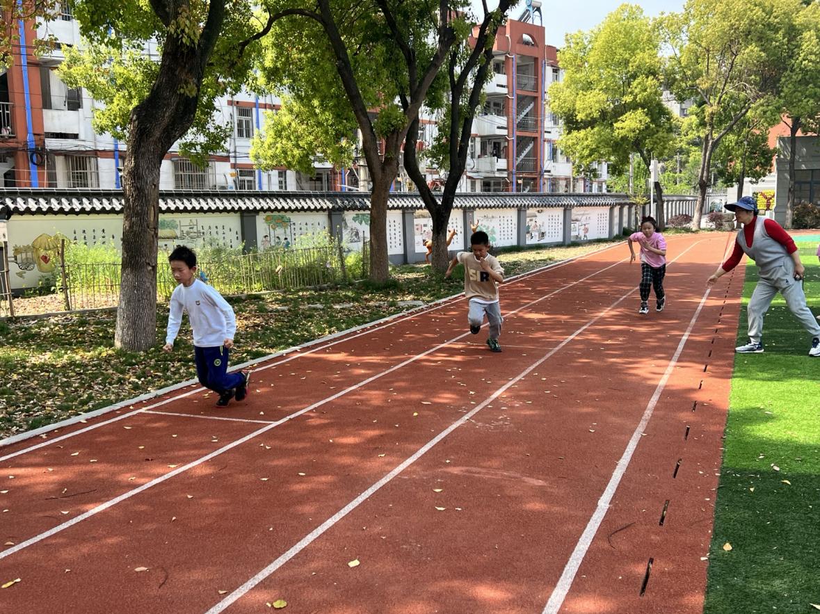 C28-3-4-1-5   2023年5月三年级100米赛_html_2a1ffe15.jpg
