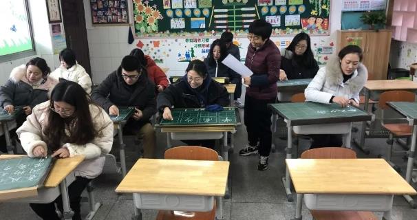 【悦群燕小】墨舞红尘染华韶，粉笔指间任逍遥——沐陶读书会粉笔字培训活动