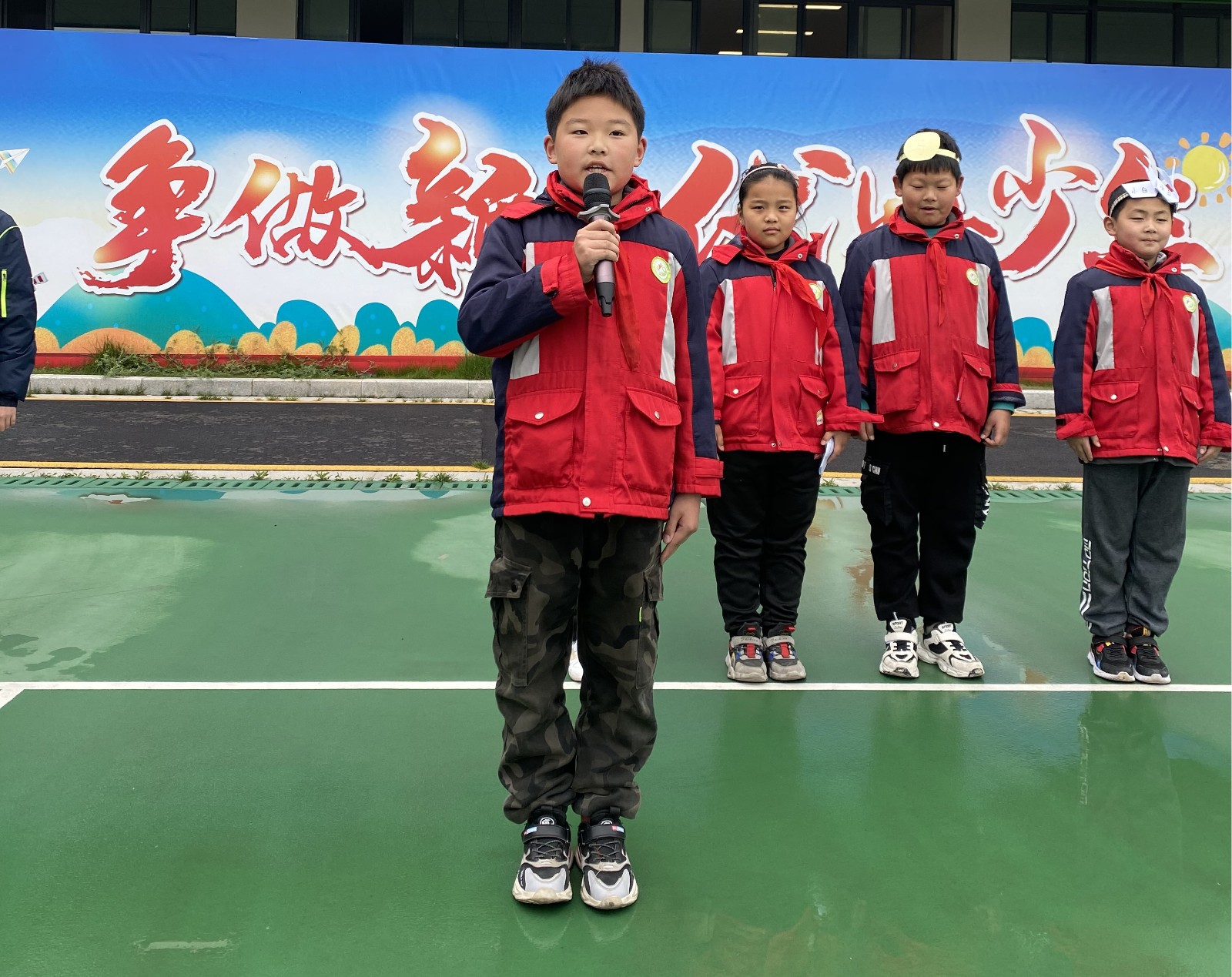 【悦群燕小』守护校园卫生 养成“弯腰”精神——燕子矶中心小学第八周升旗仪式