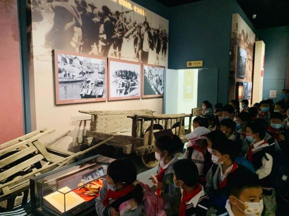 燕子矶中心小学召开四月师德师风警示教育培训会_html_7127130b.jpg