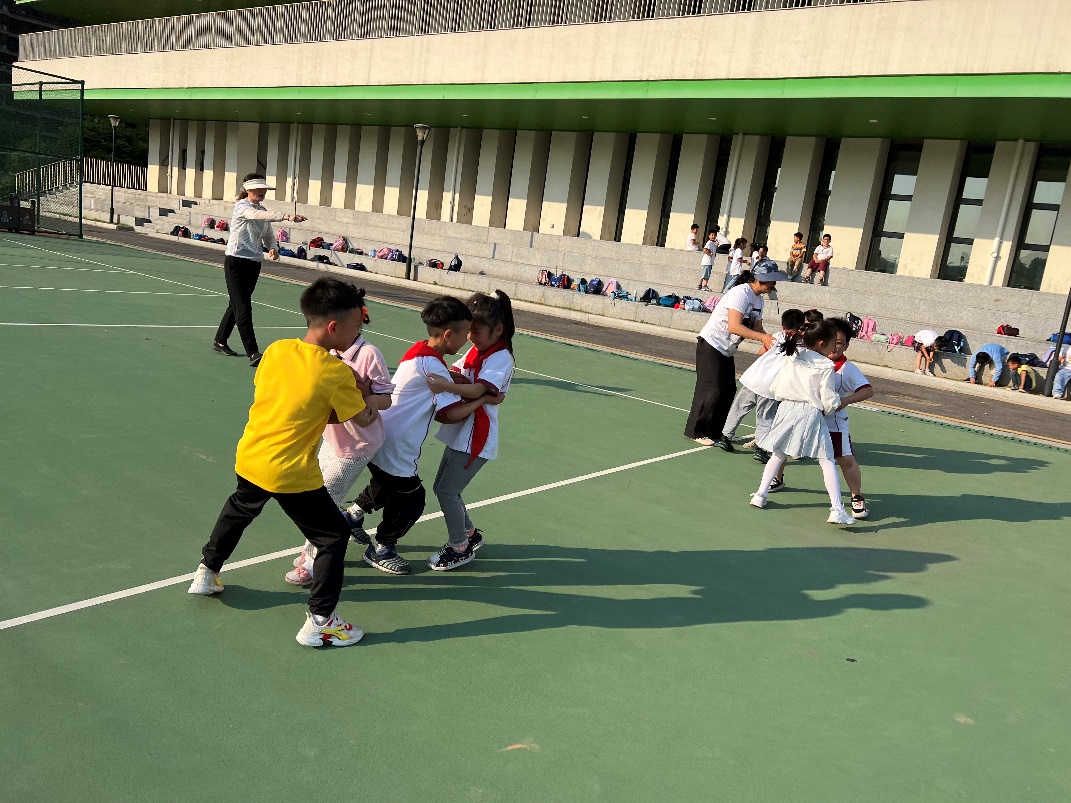 C28-8-2-6  燕小6月夹球接力赛_html_725f72cd.jpg