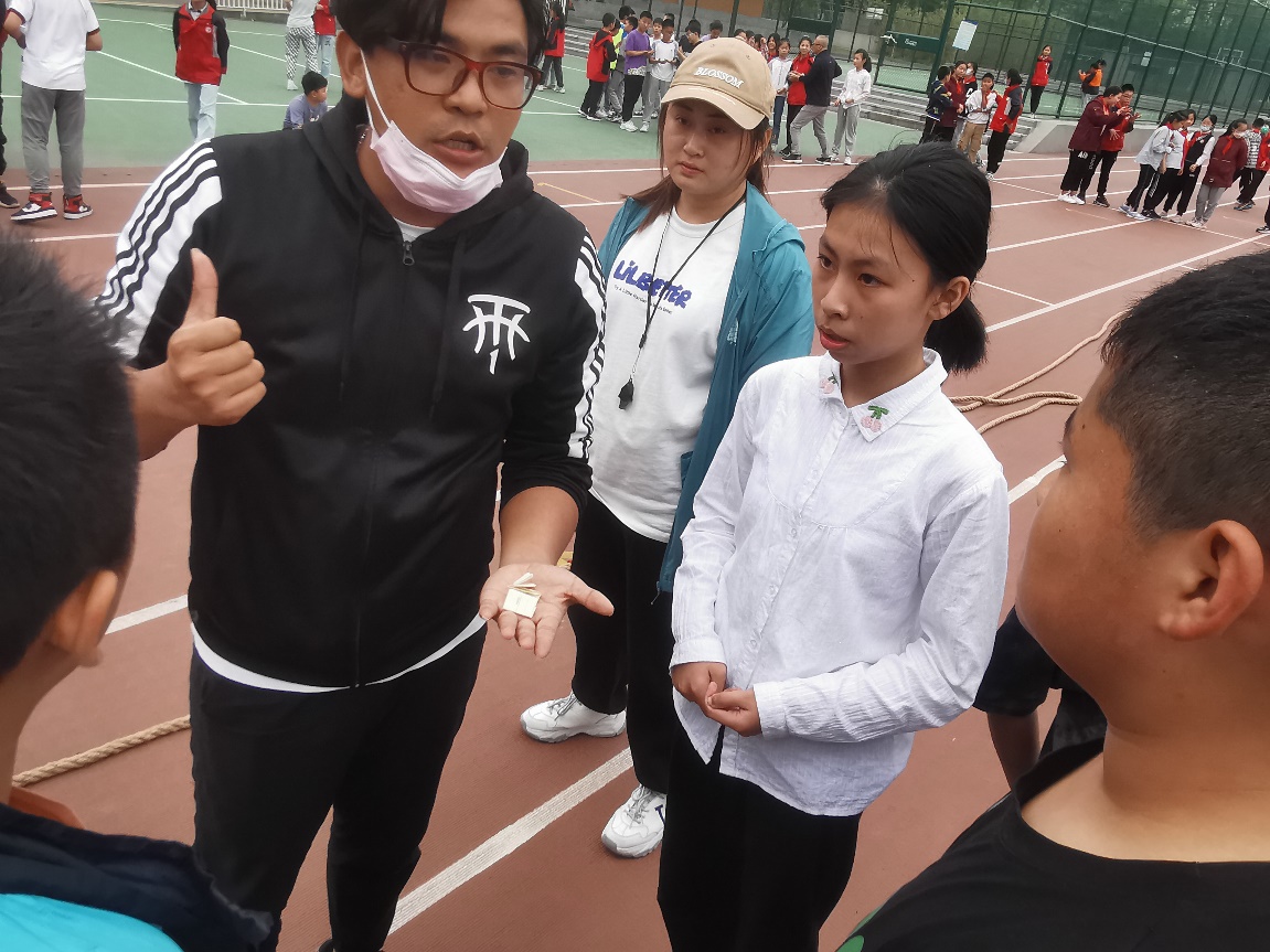 C28-8-2-5  燕小5月拔河比赛_html_163f57a3.jpg