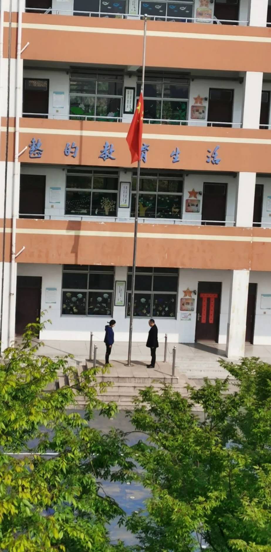 【悦群燕小】静默清明 志哀英雄 ——燕子矶中心小学“清明”主题疫情教育活动