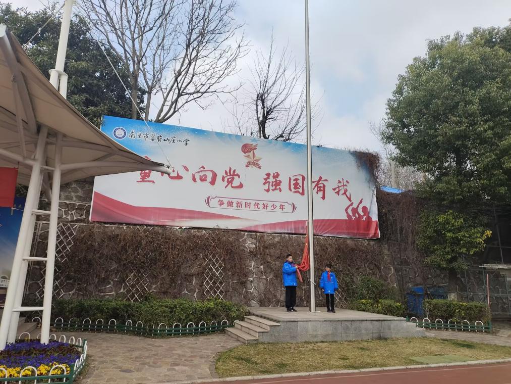 第5周升旗仪式新闻稿_html_546ac501.jpg