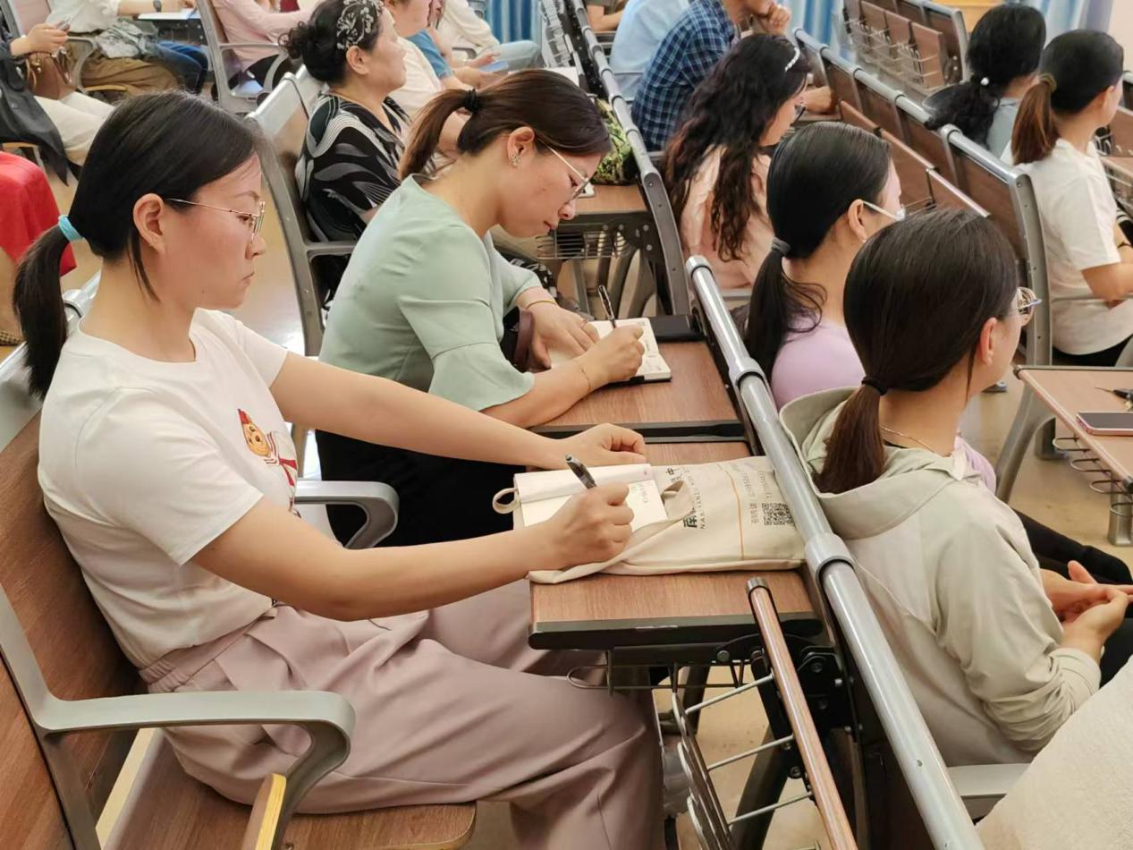 怎样做合格的父母 新闻稿_html_53b75c43.jpg