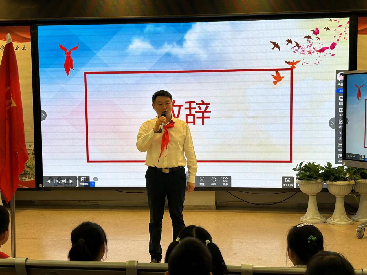 一年级入队新闻稿_html_2a1671ba.jpg