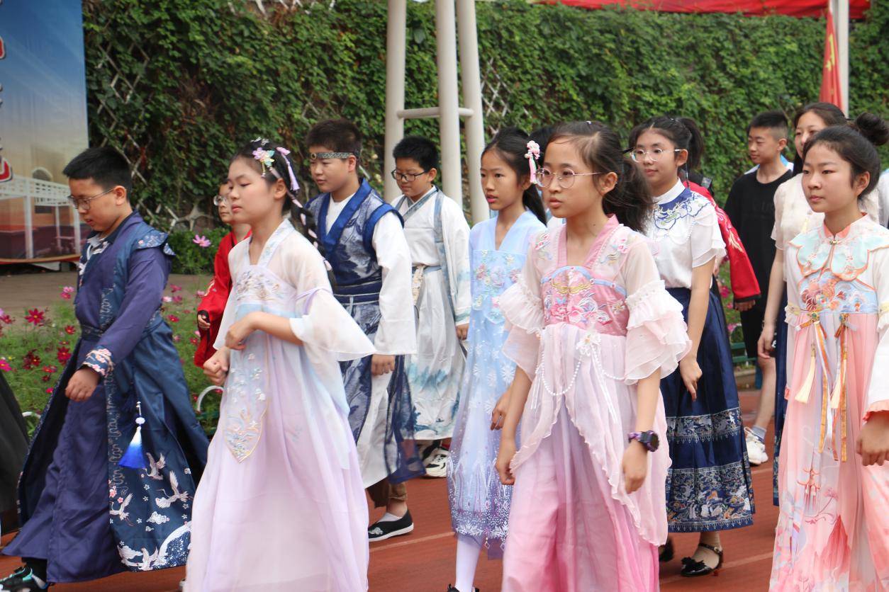 红领巾爱祖国 传承中华经典汉服节报道_html_408dc2cb.jpg