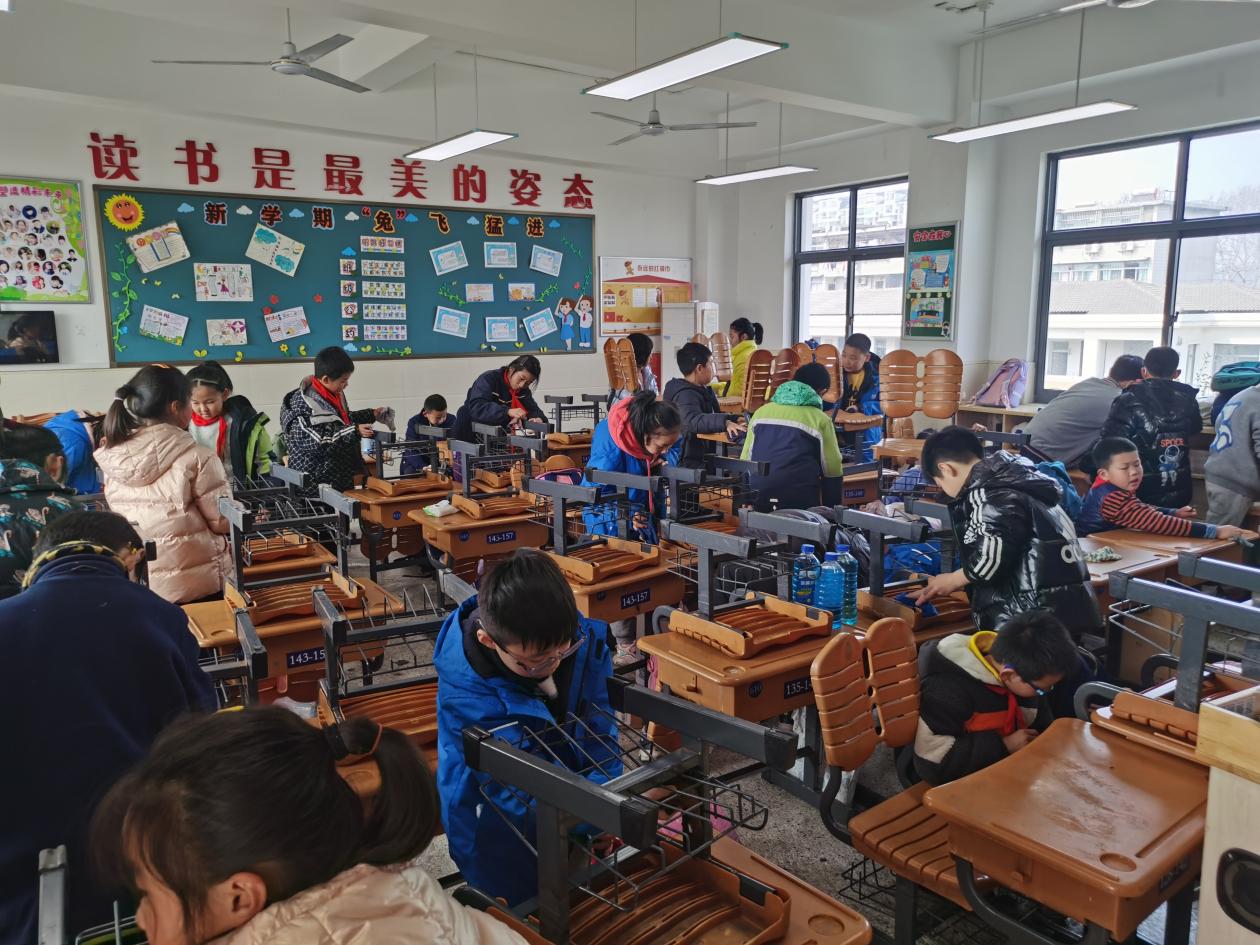 全校大扫除新闻稿_html_m5459121.jpg