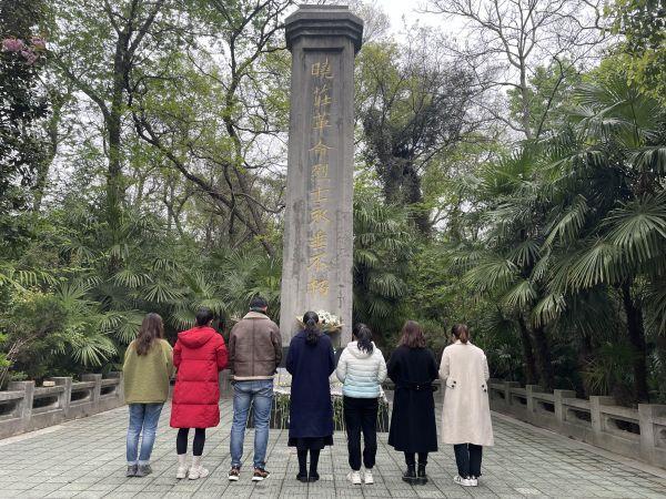 【励进幕小 青春党建】燕子矶中心小学第二党支部开展清明祭扫活动_html_f135770.jpg