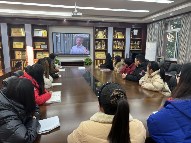 20250117看齐榜样 汲取力量 ——南湾营小学党支部组织观看《榜样9》专题节目_html_3c090026.jpg